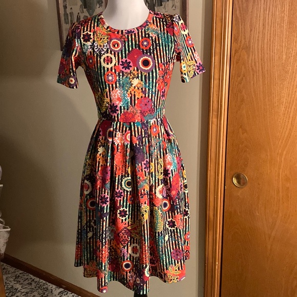 LuLaRoe Dresses & Skirts - Unicorn stripe and floral Sm amelia dress Lularoe